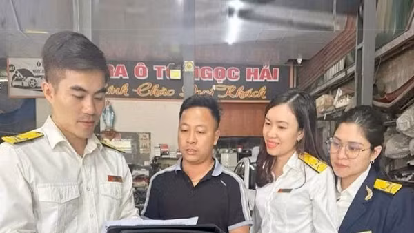 Công chức thuế tỉnh Hà Tĩnh hướng dẫn người dân hoàn thiện thủ tục chấm dứt hiệu lực mã số thuế, góp phần chuẩn hóa dữ liệu người nộp thuế và tháo gỡ vướng mắc trong thực hiện thủ tục hành chính.