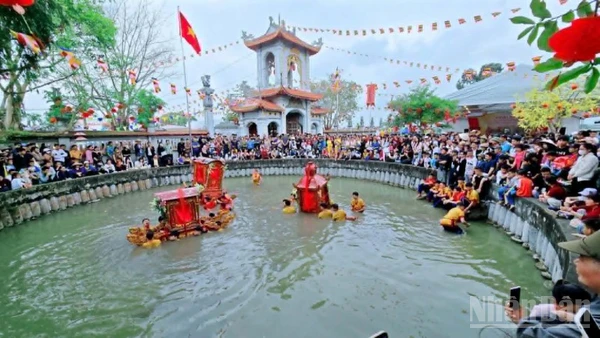 Màn rước kiệu dưới nước được diễn ra vào ngày mồng 9 tháng Giêng hằng năm tại lễ hội đền, chùa Phượng Vũ (xã Vũ Thư, tỉnh Hưng Yên).