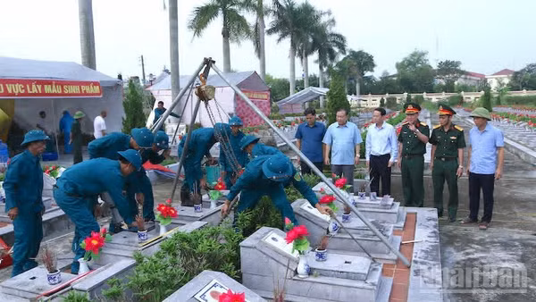 Các đại biểu chứng kiến việc triển khai lấy mẫu hài cốt liệt sĩ.