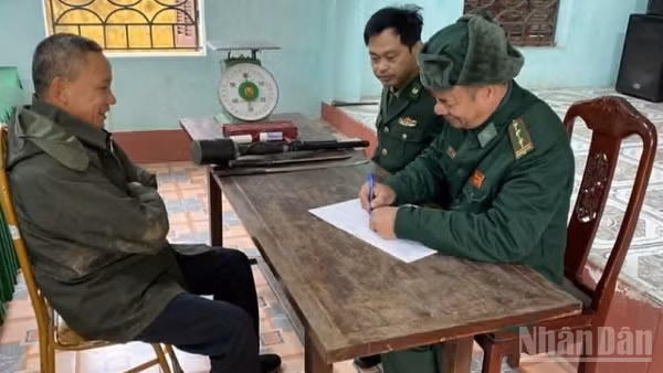 Một công dân tự giác giao nộp công cụ tự chế dịp Tết Nguyên đán cho Bộ đội biên phòng tỉnh Hưng Yên.