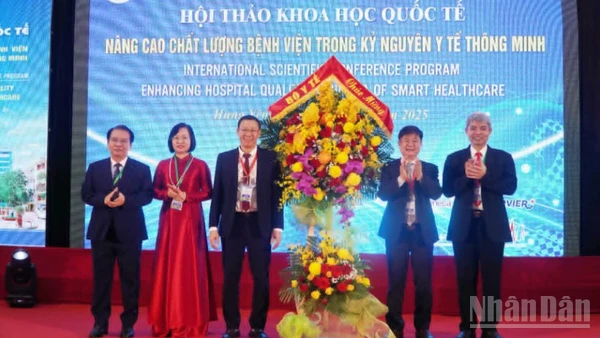Đại diện Bộ Y tế tặng hoa chúc mừng Bệnh viện đa khoa Thái Bình (tỉnh Hưng Yên) tại Hội thảo khoa học quốc tế.