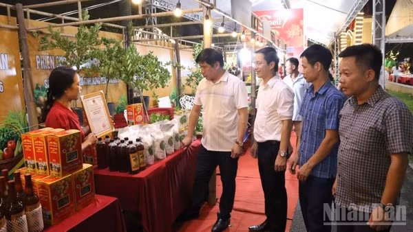 Đông đảo khách tham quan các gian hàng.