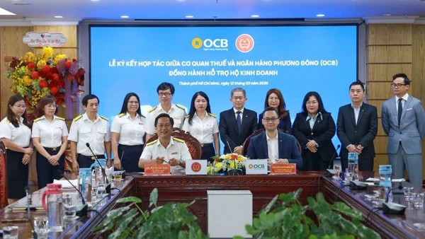 Đại diện Lãnh đạo OCB và Thuế Thành phố Hồ Chí Minh thực hiện ký kết tại buổi lễ.