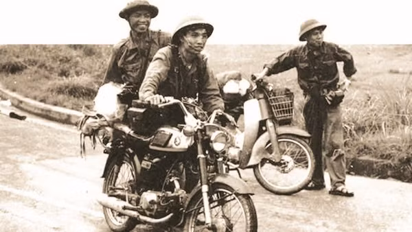 Nhà báo Ngọc Đản (phải) và các đồng nghiệp vượt đèo Hải Vân từ Huế vào thành phố Đà Nẵng, tháng 3/1975. Ảnh: Nhà báo Ngọc Đản cung cấp.