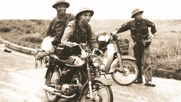 Nhà báo Ngọc Đản (phải) và các đồng nghiệp vượt đèo Hải Vân từ Huế vào thành phố Đà Nẵng, tháng 3/1975. Ảnh: Nhà báo Ngọc Đản cung cấp.