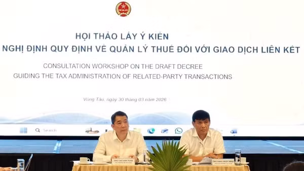 Thứ trưởng Cao Anh Tuấn và Phó Cụ trưởng Đặng Ngọc Minh lắng nghe những ý kiến tham gia của các đại biểu.