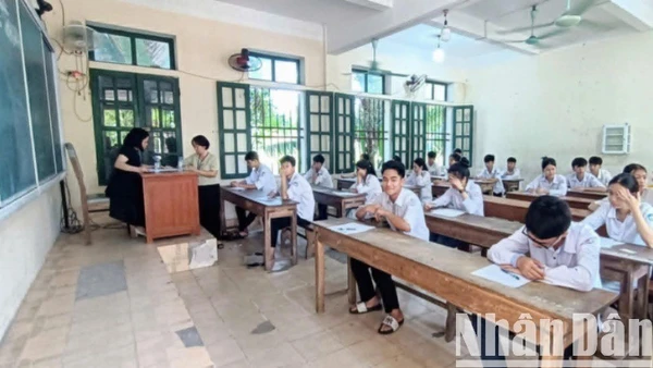 Trước giờ thi môn Ngữ Văn sáng 2/6/2025 tại Hội đồng thi trường trung học phổ thông Chu Văn An (xã Vũ Quý, huyện Kiến Xương, tỉnh Thái Bình).