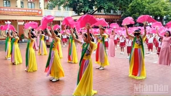 Lần đầu tiên, Sở Giáo dục và Đào tạo tỉnh Hưng Yên tổ chức đồng diễn múa hát sân trường cấp tiểu học trên quy mô toàn tỉnh.
