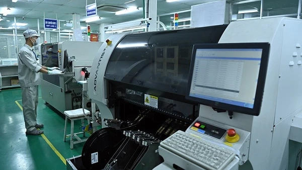 Công nhân kỹ thuật vận hành dây chuyền sản xuất. (Ảnh: nhandan.vn).