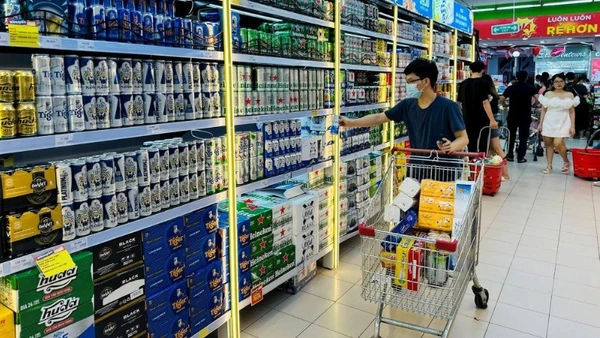 Người tiêu dùng lựa chọn các sản phẩm đồ uống tại siêu thị ở Hà Nội. (Ảnh ÁNH DƯƠNG)