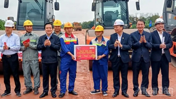 Lãnh đạo tỉnh Hưng Yên thăm, động viên người lao động đang thi công tuyến đường kết nối di sản văn hóa du lịch và phát triển kinh tế dọc sông Hồng.