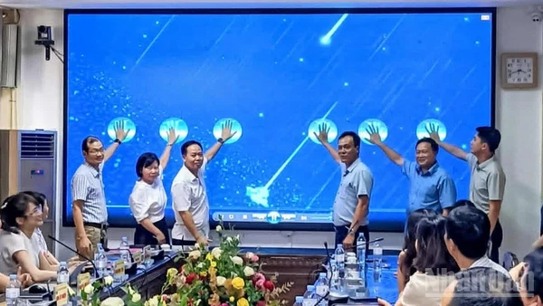 Nghi thức bấm nút khai trương thực hiện bệnh án điện tử tại Bệnh viện Phụ sản Thái Bình (tỉnh Hưng Yên).