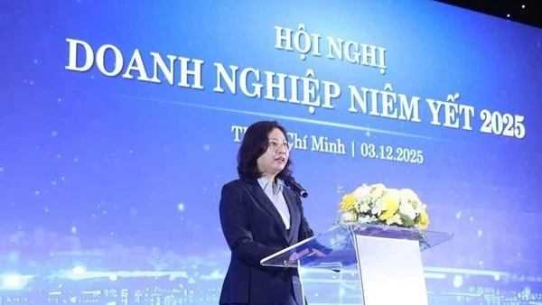 Bà Vũ Thị Chân Phương - Chủ tịch Ủy ban Chứng khoán Nhà nước phát biểu tại Hội nghị.