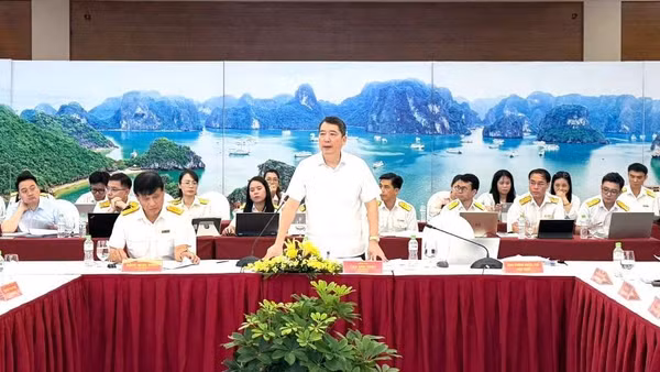 Thứ trưởng Tài chính Cao Anh Tuấn phát chỉ đạo hội thảo.