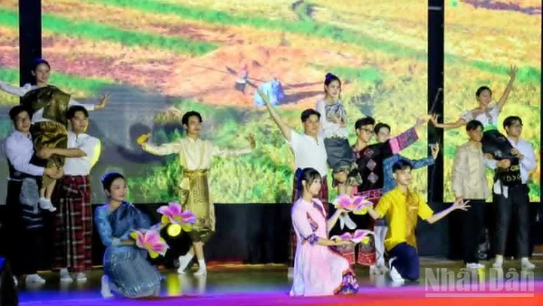 Chương trình văn nghệ đặc sắc do lưu học sinh quốc tế biểu diễn tại Chương trình giao lưu sinh viên Việt Nam-Campuchia năm 2025.