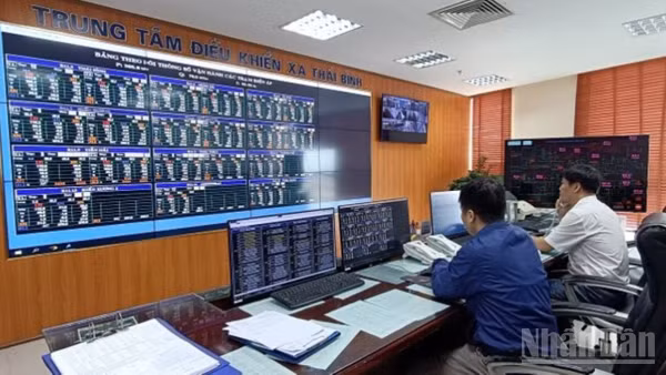 Cán bộ kỹ thuật trực theo dõi tại Trung tâm điều khiển, thuộc Công ty Điện lực Hưng Yên.