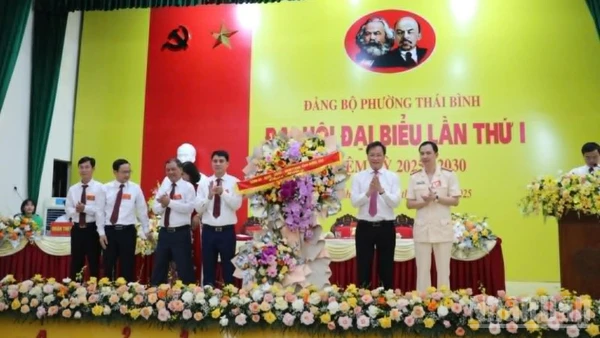 Bí thư Tỉnh ủy Hưng Yên Nguyễn Hữu Nghĩa tặng hoa chúc mừng Đại hội đại biểu Đảng bộ phường Thái Bình lần thứ nhất, nhiệm kỳ 2025-2030.