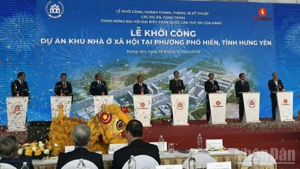 Các đại biểu thực hiên nghi thức khởi công dự án nhà ở xã hội tại phường Phố Hiến (Hưng Yên).