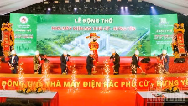 Các đại biểu thực hiện nghi thức động thổ dự án.