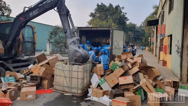 Lực lượng chức năng tỉnh Hưng Yên tổ chức tiêu hủy hơn 2.000 chai rượu nhập lậu.