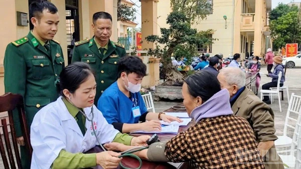 Lực lượng Bộ đội Biên phòng tỉnh Hưng Yên khám bệnh, phát thuốc miễn phí cho người dân vùng biên giới biển.