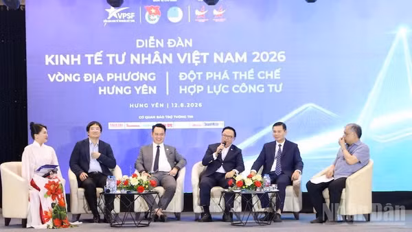 Các diễn giả tham gia trao đổi tại diễn đàn.