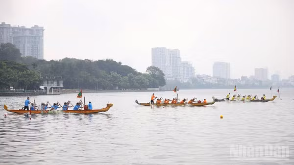 Lễ hội bơi chải thuyền rồng tại Hồ Tây, Hà Nội. (Ảnh: THẾ ĐẠI)