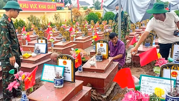 Các tổ lấy mẫu hài cốt chạy đua với thời gian, bất kể mưa nắng. 