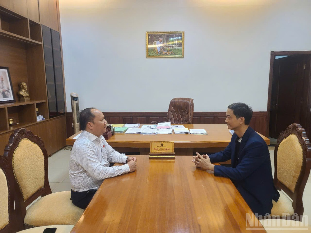 Ông Rah Lan Chung, Phó Bí thư tỉnh ủy, Chủ tịch Ủy ban Nhân dân tỉnh Gia Lai (bìa trái) tại buổi trả lời phỏng vấn. ndo_br_z6736567232942-8cc0f55e200ad16005e8c2fb898d1636.jpg