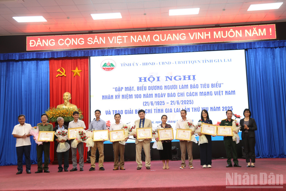 Lãnh đạo tỉnh ủy, Ủy ban nhân dân tỉnh Gia Lai đã trao tặng bằng khen cho 9 tập thể, 70 cá nhân vì có thành tích xuất sắc đóng góp cho nền báo chí cách mạng tỉnh Gia Lai ndo_br_img-4607.jpg
