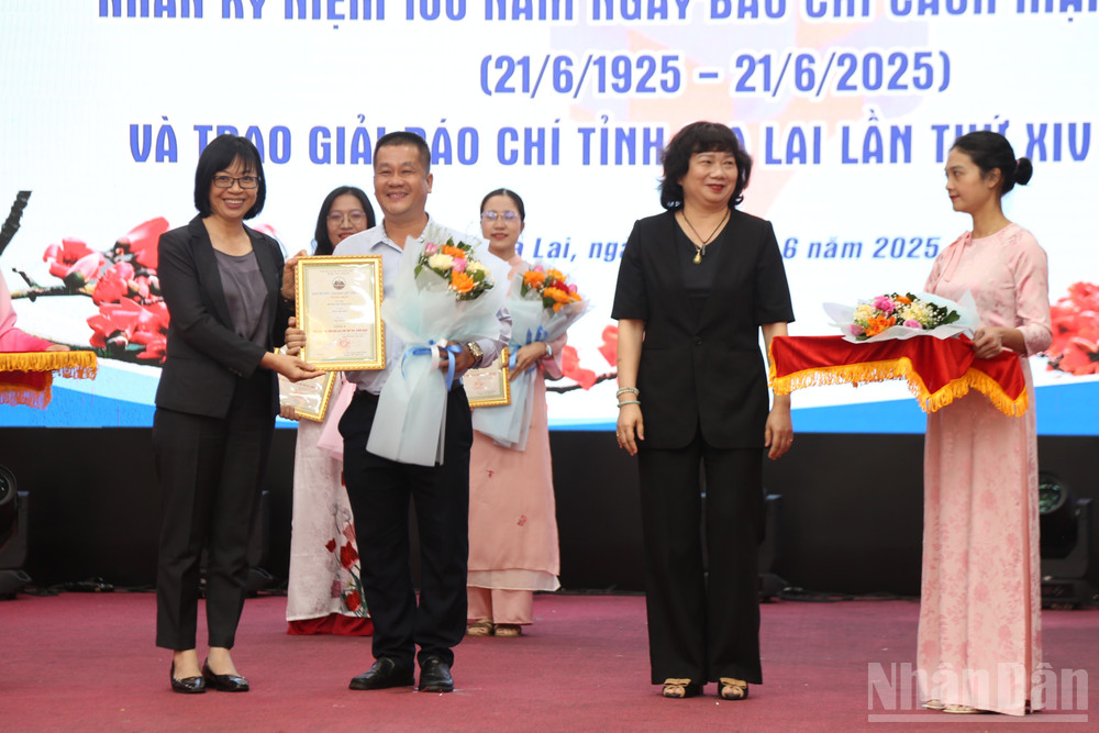 Hội Nhà báo tỉnh Gia Lai đã trao Giải báo chí tỉnh Gia Lai năm 2025 với 4 giải A, 8 giải B, 12 giải C và 16 giải Khuyến khích. ndo_br_img-4649.jpg
