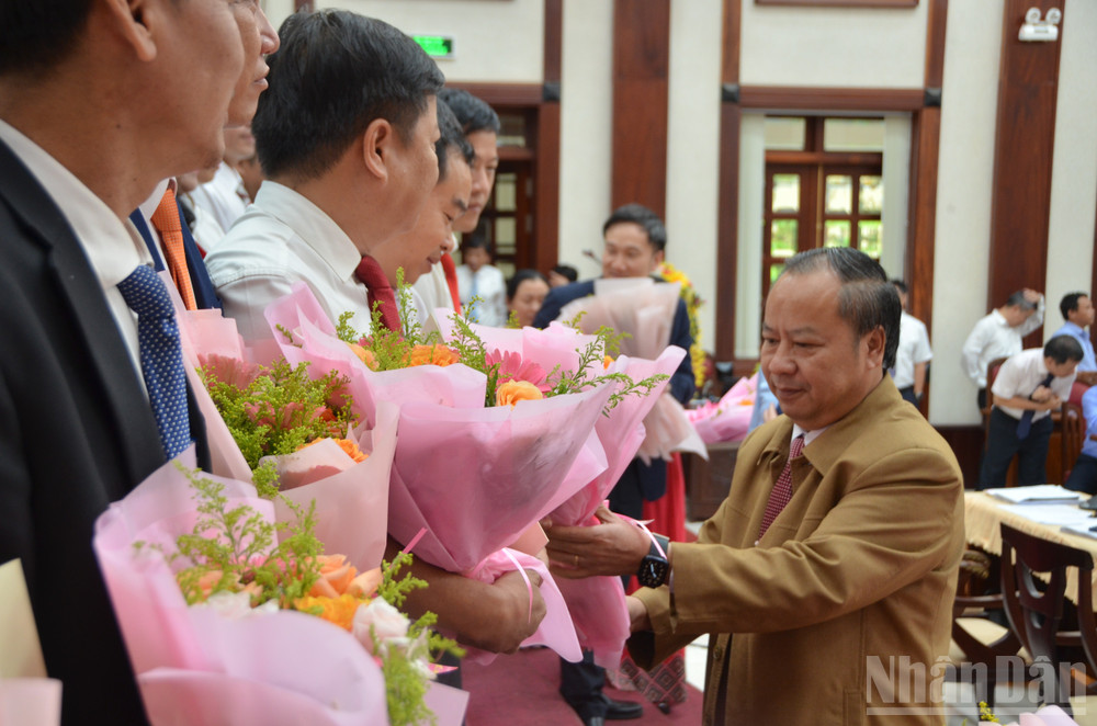 Đồng chí Châu Ngọc Tuấn, Phó Bí thư Tỉnh ủy, Trưởng đoàn Đại biểu Quốc hội tỉnh, phụ trách địa bàn Gia Lai cơ sở 2 trao hoa cho Bí thư, Chủ tịch 77 xã, phường mới thuộc tỉnh Gia Lai trước đây. ndo_br_dsc-0494.jpg