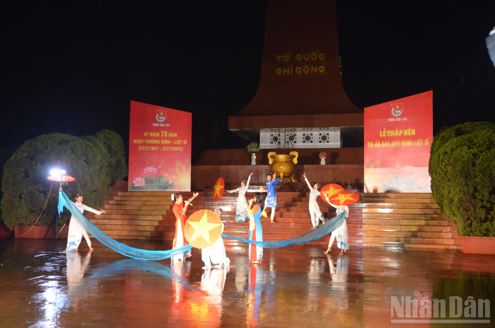 Chương trình nghệ thuật nhân dịp kỉ niệm 78 năm Ngày Thương binh-Liệt sĩ được tổ chức công phu, chu đáo. ndo_br_dsc-0249.jpg
