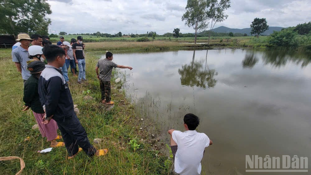 Khu vực ao sau nhà trọ, nơi cháu Khang tử vong thương tâm. ndo_br_z6846147287644-d5b157bdd4a16e765c6c5c9294a4e7d1.jpg