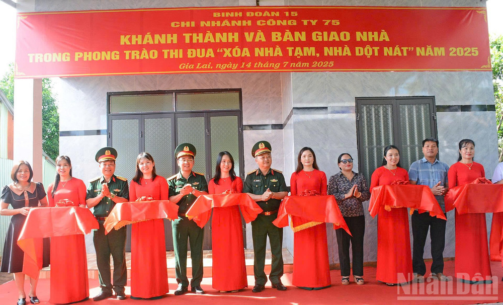 Thiếu tướng Hoàng Văn Sỹ, Tư lệnh Binh đoàn 15 cùng lãnh đạo Công ty 75 cắt băng khánh thành nhà tặng các gia đình tại tỉnh Gia Lai. ndo_br_75-thieu-tuong-hoang-van-sy-tu-lenh-binh-doan-15-cung-lanh-dao-cong-ty-75-cat-bang-khanh-thanh-nha-tang-cac-gia-dinh-tai-tinh-gia-lai.jpg
