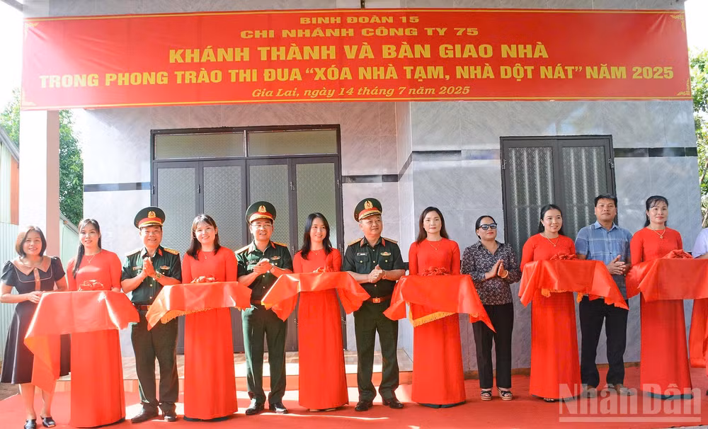 ndo_br_75-thieu-tuong-hoang-van-sy-tu-lenh-binh-doan-15-cung-lanh-dao-cong-ty-75-cat-bang-khanh-thanh-nha-tang-cac-gia-dinh-tai-tinh-gia-lai.jpg