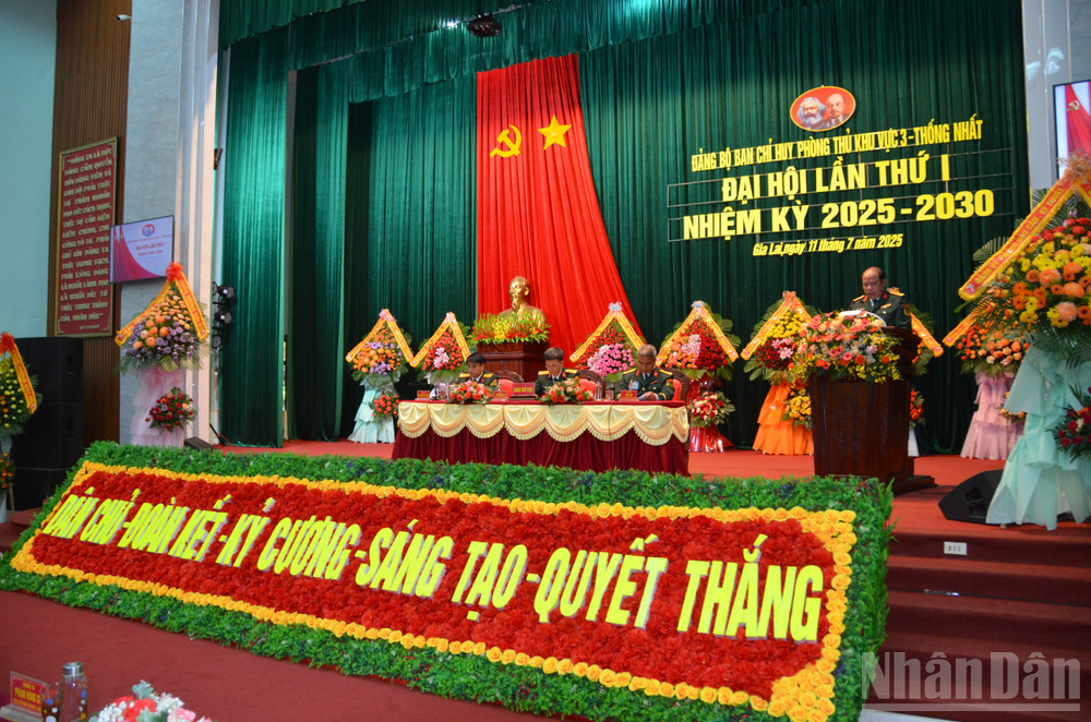 Đại tá Đinh Văn Thê, Ủy viên Ban Thường vụ Đảng ủy Quân sự, Phó Chỉ huy trưởng kiêm Tham mưu trưởng Bộ Chỉ huy Quân sự tỉnh dự và phát biểu chỉ đạo Đại hội. ndo_br_dsc-0511.jpg