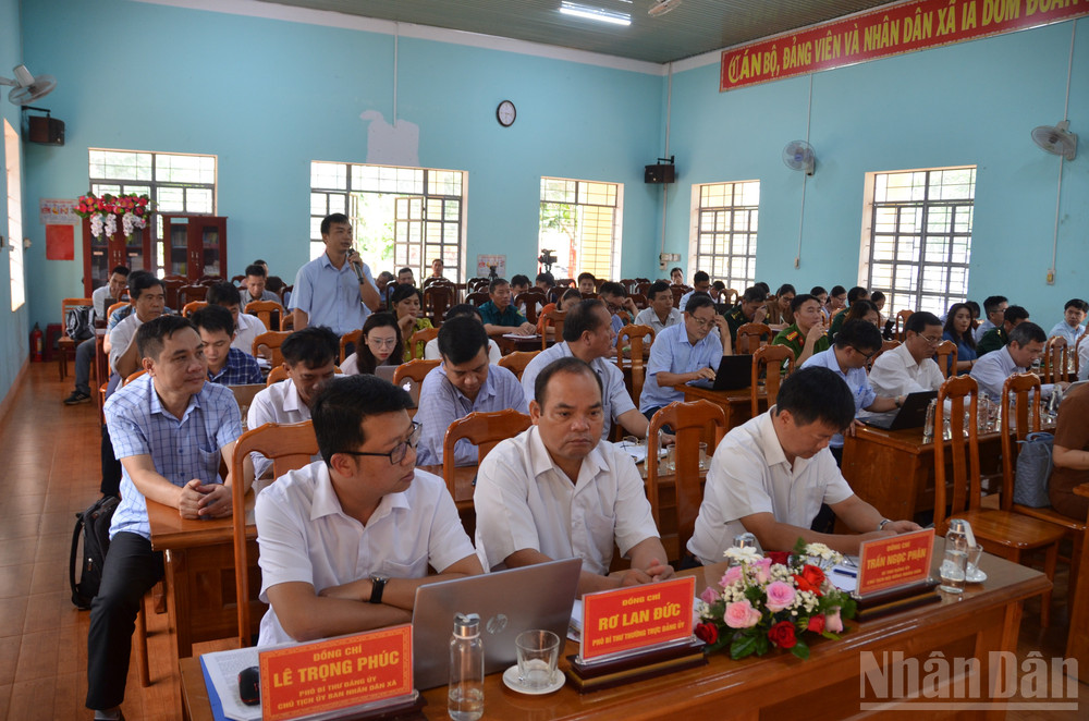 Cán bộ phòng kinh tế xã Ia Dom đề xuất định hướng xóa đói giảm nghèo , nâng cao mức sống cho bà con. ndo_br_dsc-0034.jpg