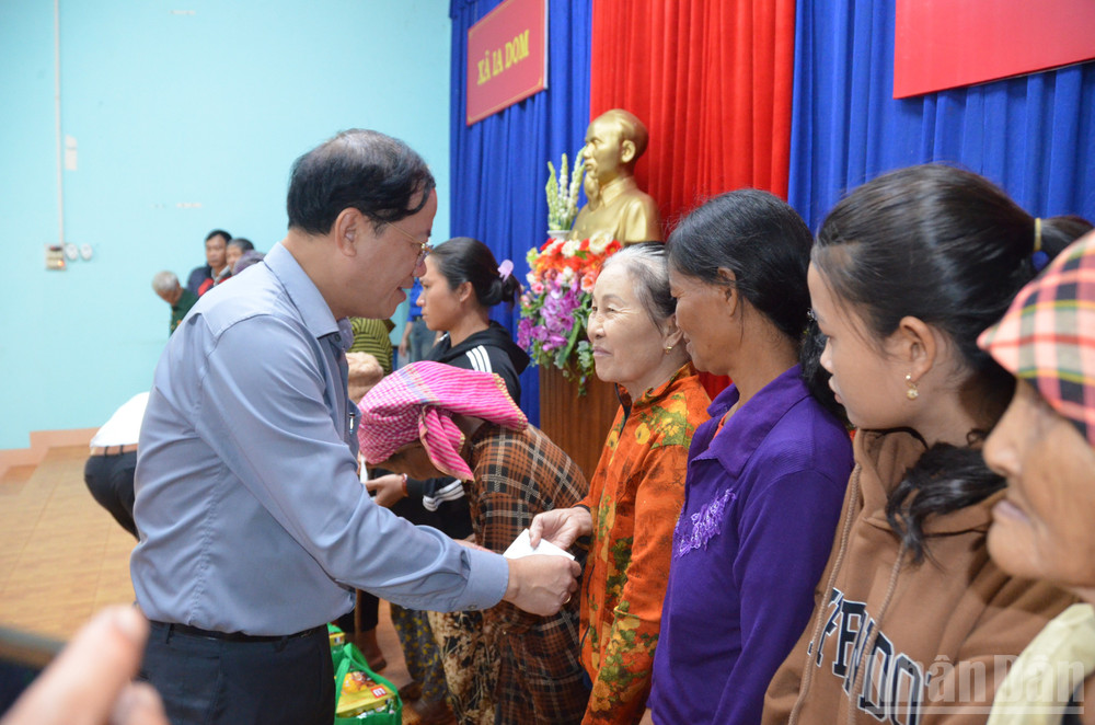 Dịp này, đồng chí Phạm Anh Tuấn trao 103 suất quà cho hộ nghèo. ndo_br_dsc-0010.jpg