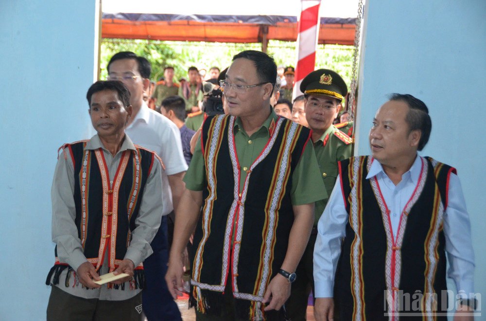 Thượng tướng Phạm Thế Tùng, Thứ trưởng Bộ Công an và đồng chí Châu Ngọc Tuấn, Phó Bí thư Tỉnh ủy, Trưởng đoàn Đại biểu Quốc hội tỉnh Gia Lai tại lễ bàn giao nhà ở xã Đắk Đoa, tỉnh Gia Lai. ndo_br_dsc-0800.jpg