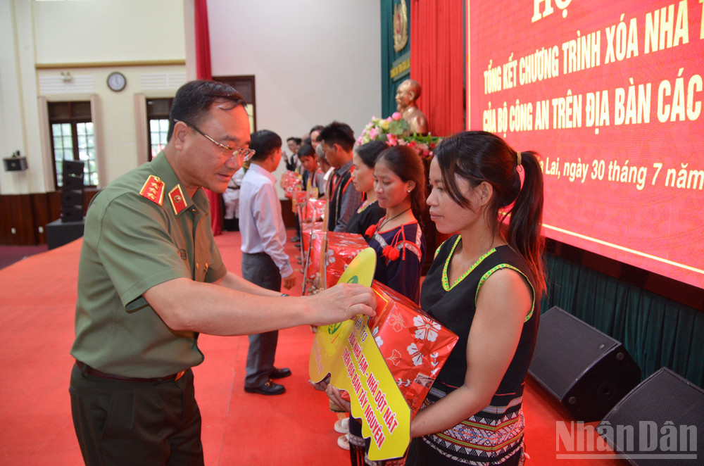 Thượng tướng Phạm Thế Tùng, Thứ trưởng Bộ Công an trao chìa khóa tượng trưng cho các hộ nghèo trên địa bàn tỉnh Gia Lai. ndo_br_dsc-0845.jpg