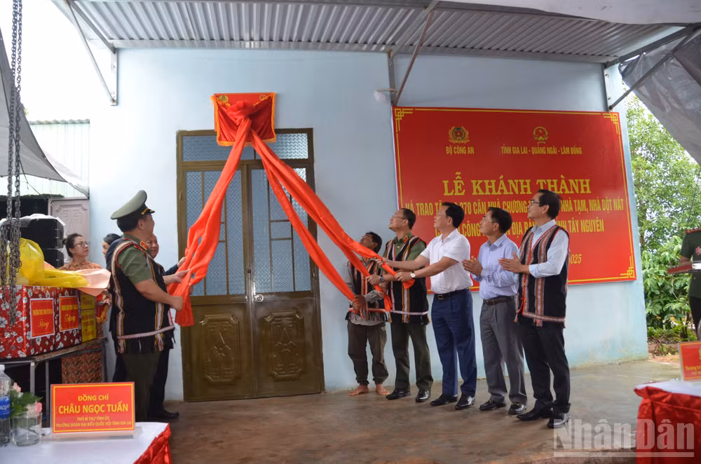 Mỗi căn nhà được trao là một món quà quý giá góp phần hiện thực hóa giấc mơ an cư cho bà con nghèo.