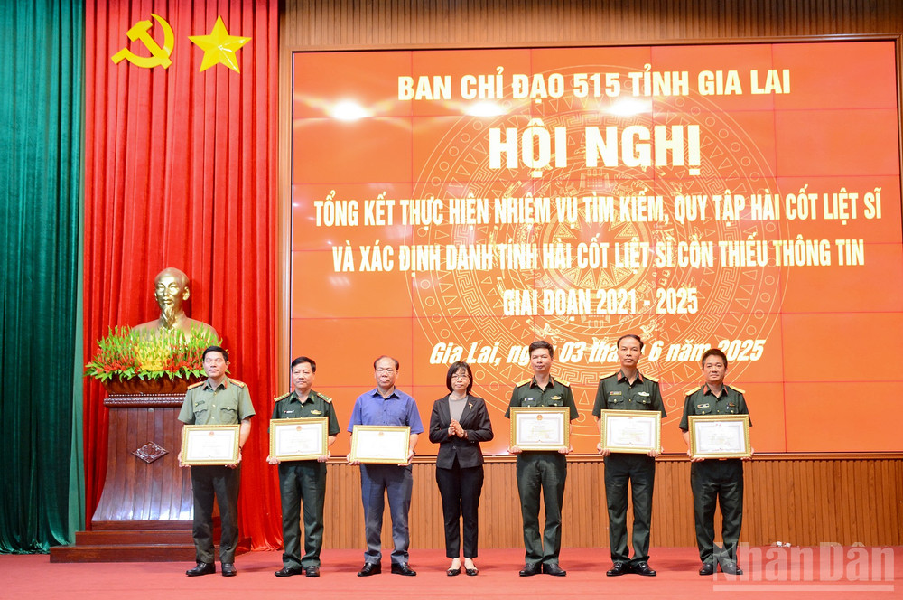 Đồng chí Nguyễn Thị Thanh Lịch trao Bằng khen tặng 6 tập thể và 14 cá nhân có thành tích trong thực hiện nhiệm vụ tìm kiếm, quy tập hài cốt liệt sĩ và xác định danh tính hài cốt liệt sĩ còn thiếu thông tin giai đoạn 2021-2025.