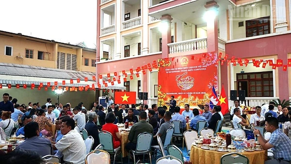 Chương trình Xuân Quê hương 2026 do Tổng Lãnh sự quán Việt Nam tại Battambang tổ chức thu hút đông đảo khách mời tham dự. (Ảnh: HUY VŨ)