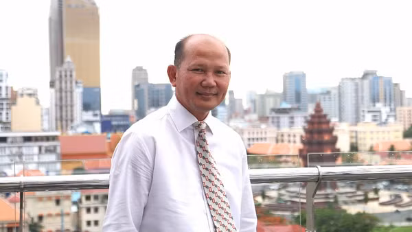 Nhà nghiên cứu Uch Leang, Quyền Vụ trưởng Vụ Nghiên cứu châu Á-châu Phi và Trung Đông, Viện Quan hệ quốc tế, Viện Hàn lâm Hoàng gia Campuchia, Chủ tịch Hội cựu sinh viên Campuchia học tại Việt Nam. (Ảnh: HUY VŨ)