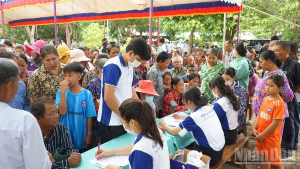 Chương trình thu hút sự tham gia của đông đảo người dân trên địa bàn tỉnh Takeo. (Ảnh: HUY VŨ)