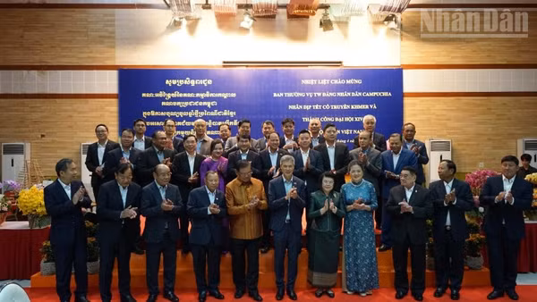 Cán bộ Đại sứ quán Việt Nam tại Campuchia chụp ảnh lưu niệm cùng Ban Thường vụ Trung ương Đảng Nhân dân Campuchia. (Ảnh: ĐINH TRƯỜNG)