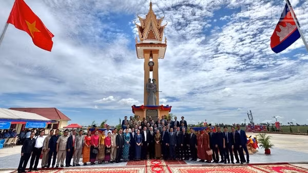 Đông đảo đại biểu Việt Nam và Campuchia tham dự lễ khánh thành. (Ảnh: ĐINH TRƯỜNG)