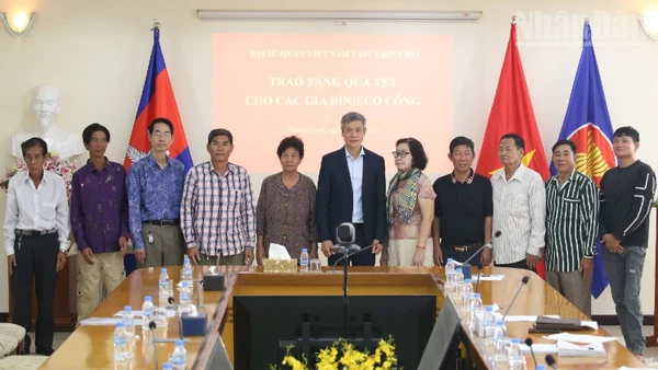 Đại sứ Nguyễn Minh Vũ chụp hình lưu niệm với đại diện các gia đình gốc Việt có công với cách mạng.