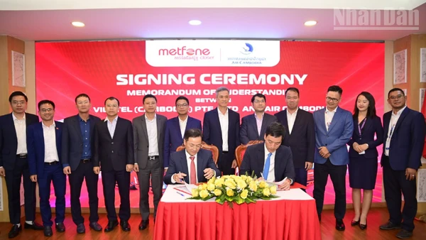 Lãnh đạo của Metfone và Air Cambodia ký kết Biên bản ghi nhớ hợp tác.